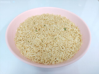 Instant noodles in a pink bowl It is a simple meal during peak hours.