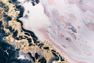 Abstrakte Welle aus flüssigem Goldmetall auf Wellenhintergrund. Flüssige Kunst. Marmoreffekthintergrund oder -beschaffenheit © colnihko