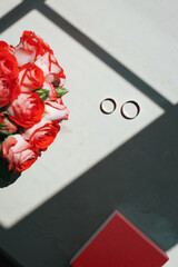 Rings newlyweds on the table next to the bouquet