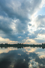 Abendhimmel mit Wolken an einem kleinen Stausee