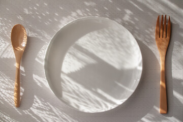 からの皿と食事セット