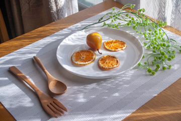 花とフルーツの乗った皿