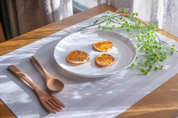 花とフルーツの乗った皿