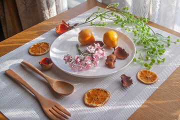 花とフルーツの乗った皿