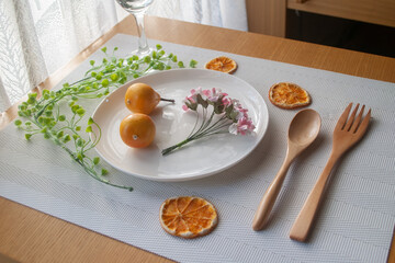 花とフルーツの乗った皿