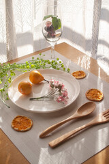 花とフルーツの乗った皿