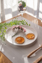 花とフルーツの乗った皿