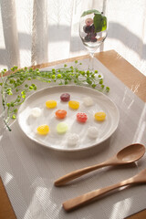 カラフルな飴の乗った皿