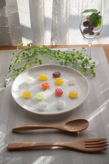 カラフルな飴の乗った皿