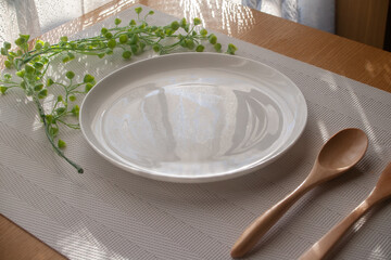 からの皿と食事セット