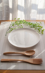 からの皿と食事セット