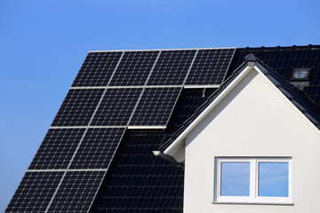 Obraz premium Einfamilienhaus mit Solaranlage bzw. Photovoltaikanlage
