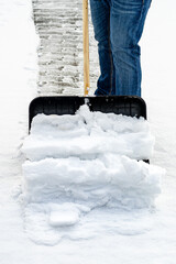 Mann schiebt Schnee im Winter