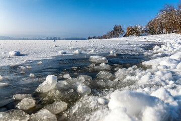 Winterlandschaft Bodensee Seeufer mit blauen Himmel 