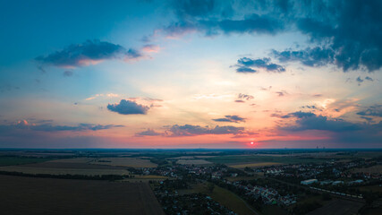 leicht bew&ouml;lkter Abendhimmel