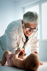 Obraz na płótnie Canvas Pediatrician doctor examines baby. Healthcare, people, examination concept