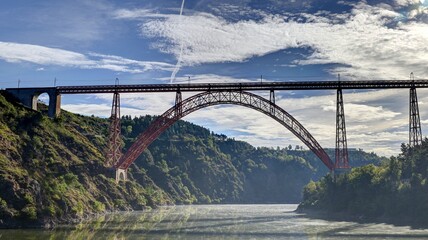 viaduc ferroviaire de Garabit dans les gorges de la Truyère