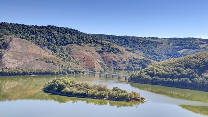 gorges de la Truyère et ruines du château d'Alleuze