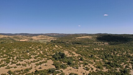 Survol de la Couvertoirade sur le plateau du Larzac