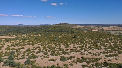 Survol de la Couvertoirade sur le plateau du Larzac