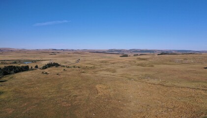lac et cascade sur le plateau de l'Aubrac