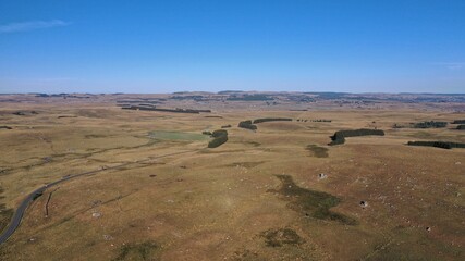 lac et cascade sur le plateau de l'Aubrac
