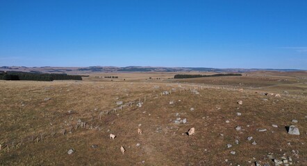 lac et cascade sur le plateau de l'Aubrac