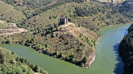 Fototapeta na wymiar Gorges de la Truyère et ruines du château d'Alleuze