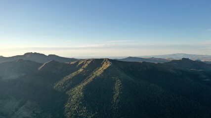 Le Lioran et le massif du puy mary dans le cantal en auvergne (survol)