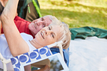 Senioren Paar entspannt sich beim Camping
