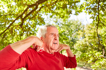 Senior Mann macht Atemübung und Meditation