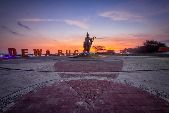 the silhouette of DEWA RUCI statue 