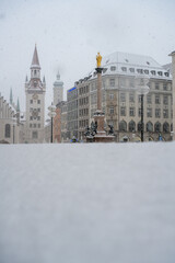 Blick vom Marienplatz auf Heilig Geist Kirche in München bei Schneefall