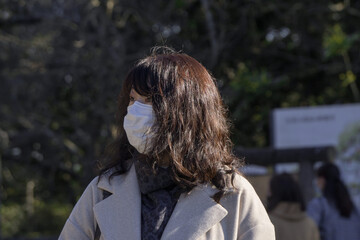 冬場にマスク着用の女性　	
