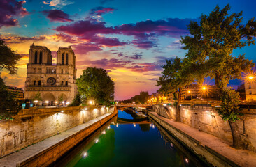Fototapeta na wymiar Sunrise and Notre Dame