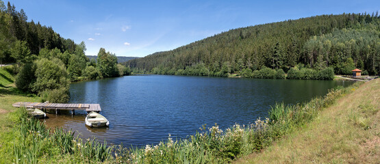 Oberer See der Nagoldtalsperre im Schwarzwald, Deutschland mit Boot am Holzsteg, aufgenommen am...