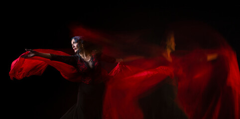 Bailadora de flamenco profesional, sesión en estudio sobre fondo negro