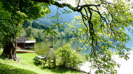 Picknickplatz am Ufer des Hallstätter Sees, Salzkammergut, Österreich