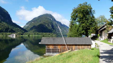 Fototapeta na wymiar Bootshaus am Hallstätter See, Salzkammergut, Österreich