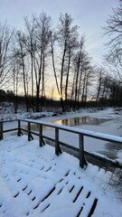 zimowy krajobraz częściowo zamarzniętej rzeki koło Włodawy dużo śniegu niebieskie niebo...