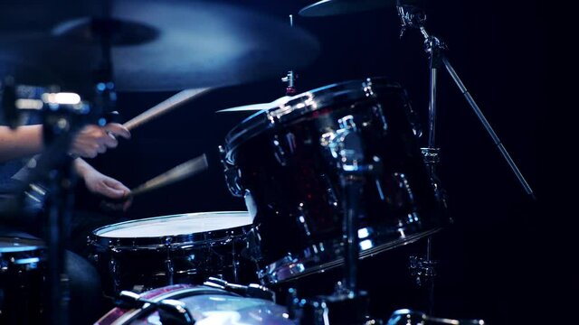 ドラムを演奏する日本人の男性