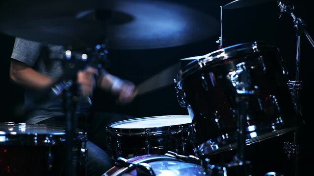 ドラムを演奏する日本人の男性