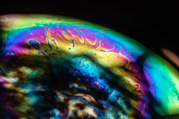ingrandimento su colori sulla superficie di una bolla di sapone