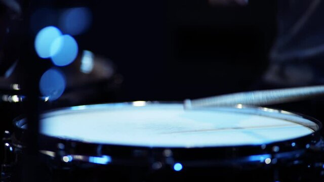 ドラムを演奏する日本人の男性