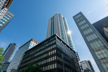 Fototapeta na wymiar 日本の都心のオフィス街とタワーマンションの風景