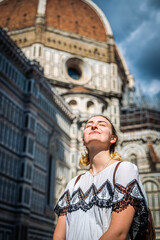junge Frau in weißen Kleid vor Kathedrale in Florenz