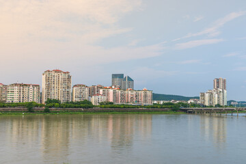 Obraz premium City scenery along the Fujiang River in Mianyang