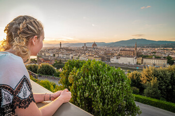 junge Frau schaut auf Florenz