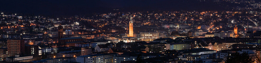 Panorama der Stadt Pforzheim (Baden-Württemberg) bei Nacht.
