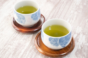 2個の木製のコースターにのった緑茶